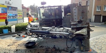 Bagr se převrátil na kruhovém objezdu