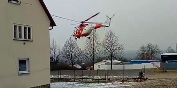 Valník se dřevem tažený traktorem přejel, zavalil a těžce zranil muže