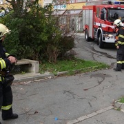 Pozornost sousedů, opatrnost policistů a perfektní zákrok hasičů zabránili tragédii