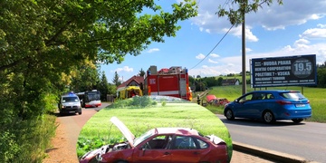 Auto v Plzni přeletělo můstek a převrátilo se přes střechu