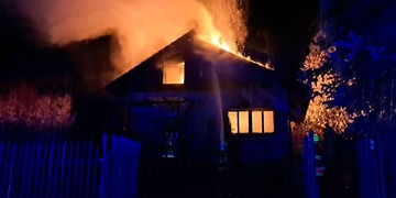 Noční požár, z budovy se evakuovali dva dospělí a tři děti