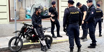 Motocyklista pod vlivem drog, v protisměru, bez značky i řidičáku