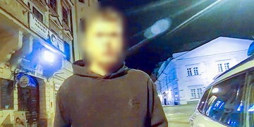 Na náměstí Republiky u večerky opět řádila partička mládeže