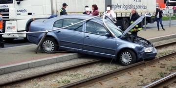 Auto proletělo tramvajovou zastávkou a zůstalo stát v kolejích