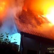 Oheň dům zcela zničil