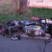 Vážná dopravní nehoda, mladý motocyklista se střetl s protijedoucím autem