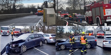 Střet osobních vozů na ústí mostu přes řeku