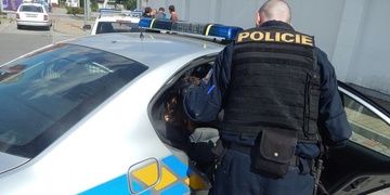 Jen před pár minutami policisté zabránili sebevrahovi ve skoku z mostu
