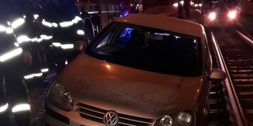 Další vůz v kolejišti zablokoval ráno tramvaje