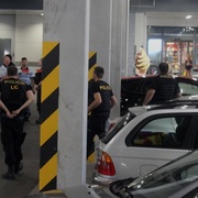 S pistolemi v rukou zatýkali u Kauflandu