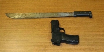 Silně zfetovaný osmnáctiletý mladík ohrožoval rodinu i policisty mačetou a namířenou zbraní