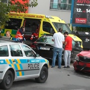 Auto si po nehodě zavolalo záchranáře