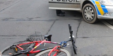 Těžce opilá cyklistka se vysekala na kole