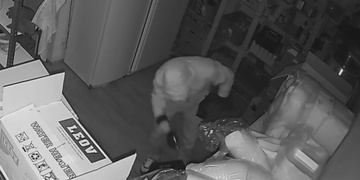 Policisté během tří dnů pachatele zadrželi, obvinili a eskortovali do vazby