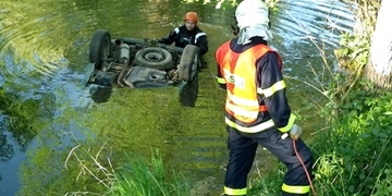 Muž se po nehodě utopil v autě