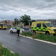 Nedal přednost autobusu, skončil v nemocnici