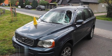 Utržené víko z autobusu prorazilo čelní sklo auta