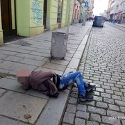 Pokálení, znečištění, neschopní stát ani mluvit