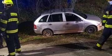 Řidič nepřizpůsobil rychlost a narazil s vozem do stromu