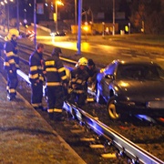 Další vozidlo skončilo v tramvajovém kolejišti