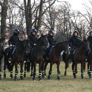 Policejní opatření během dnešního utkání, přepadení pražských fanoušků a kolaps divačky