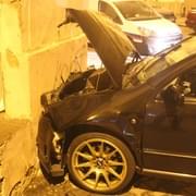 Ujížděli policii a skončili ve zdi domu