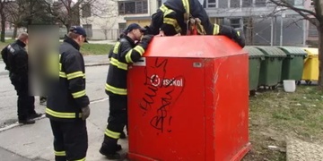 Babička dědečkovi vyhodila klíče