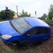 Nacouval až do náspu a zastavil tak železniční dopravu