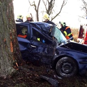 U Ctiboře vyletěla Škoda Octavia ze silnice a narazila do stromu