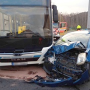 Střet auta s autobusem