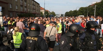 AKT - Do toho nejhoršího jdeme bez štítů a obušků 