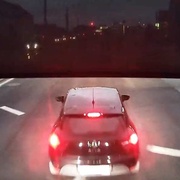 Řidička vezoucí ve voze děti v centru Plzně vybržďovala kamion