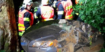 Řidič náraz do stromu nepřežil