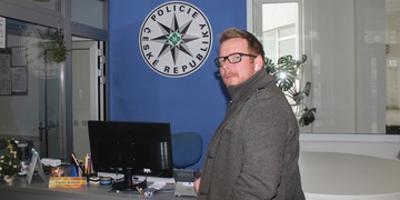 Reportér televize Prima zadržel zloděje, musel ale použít i slzný plyn