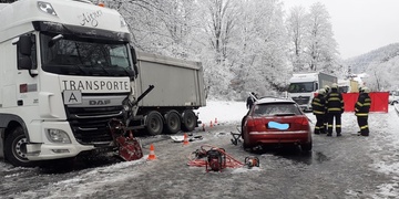 Řidič osobního vozu střet s kamionem nepřežil