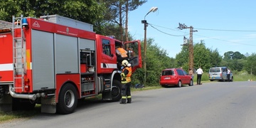 Sražená chodkyně a převrácené auto