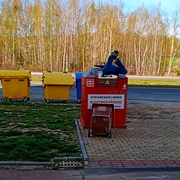 Lovec pokladů uvízl v kontejneru