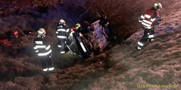 Při noční havárii skončil vůz převrácený na střechu