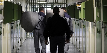 Brutální a opakované napadení vězně