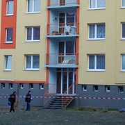 Starší muž na Lochotíně skočil z okna