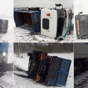 Převrácený autobus, železniční nehoda i náklaďák na boku