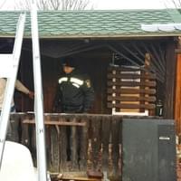 Bezdomovci spali v opuštěné chatě i s malými dětmi