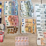 Nalezl 17 200 korun a 370 euro, přesto nezaváhal a vše odevzdal