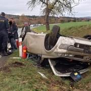 Osmnáctiletý řidič nezvládl řízení, zraněná byla jeho sedmnáctiletá spolujezdkyně