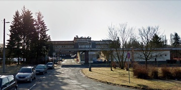 Agresivní muž si vynucoval vjezd do nemocnice