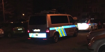 Řidič poškodil deset vozidel a z místa ujel