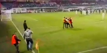 Fanoušek Bukurešti vběhl na plochu stadionu, zpacifikovala ho ochranka