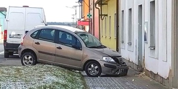 Opilý řidič skončil ve zdi zdravotního střediska