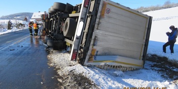 Nebezpečné předjíždění zapříčinilo havárii kamionu