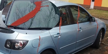 Vandal polil auta barvou